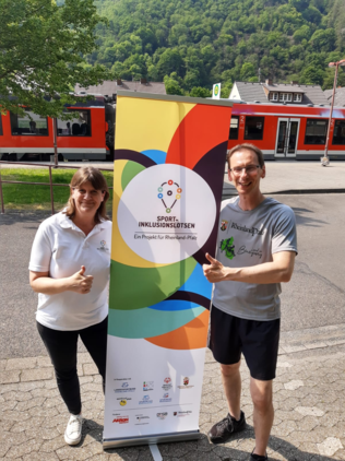 Sport-Inklusionslotsin Katja Froeschmann und Bewegungsmanager Frank Weber laden zur inklusiven Wanderung ein