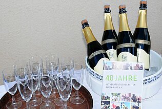 Titel Symbolbild: Anstoßen mit Sekt auf 40 Jahre