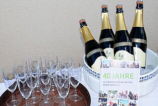 Titel Symbolbild: Anstoßen mit Sekt auf 40 Jahre