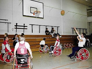 Spielerinnen und Spieler der Dolphins beim WarmUp im Jahr 1985