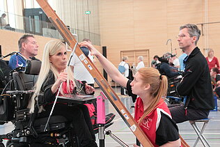 9856 Christine Fink beim Anspielen des Balles