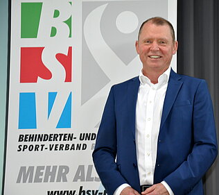 Michael Hüttner vor dem BSV-Logo