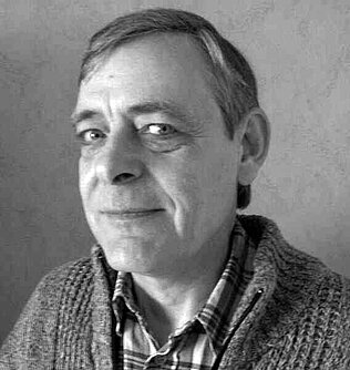 Wolfgang Palm blickt freundlich im Halbprofil