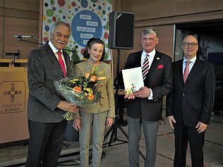 Während der Ehrung: v.l.n.r. Karl Peter Bruch, Evelyn Bolsinger, Dr. Carl Axel Bolsinger, Olaf Röttig Während der Ehrung: v.l.n.r. Karl Peter Bruch, Evelyn Bolsinger, Dr. Carl Axel Bolsinger, Olaf Röttig