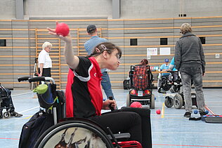 Tanja Reinhard holt zum Wurf aus