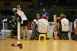 Stefanie Burgard legt den Ball auf die von Thomas Knoth angegebene Höhe auf, um im Paar Spiel gegen die Briten einen Ball weg zu schießen.