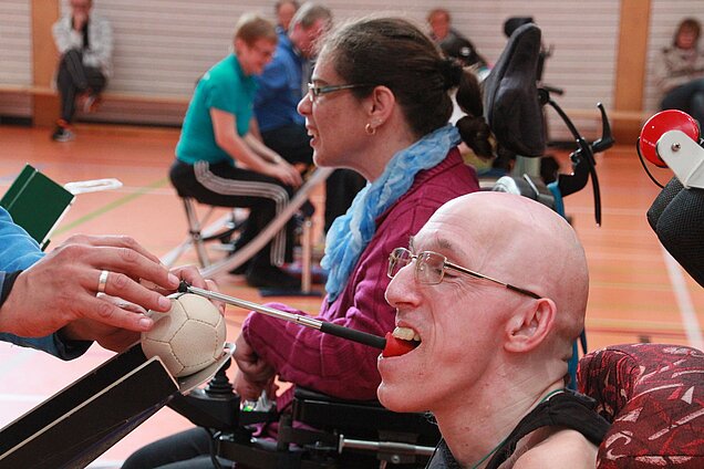 Marc de Jong löst seine Bälle auf der Rampe mit einem Stab im Mund durch Kopfbewegung aus. Hier beim Anspiel des weißen Zielballs, im paralympischen Boccia Jack genannt.