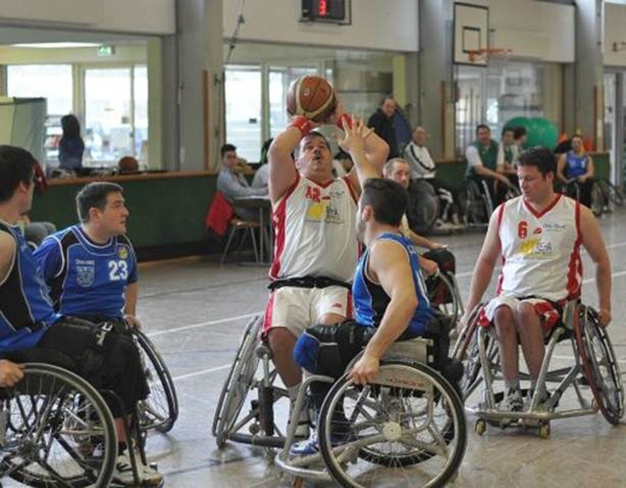 Spielertrainer Frank Doesken beim Wurfversuch, Peter Schwickert (Nr. 6) stellt den Block