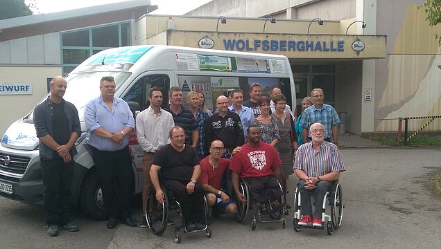 Das Team und der neue Bus