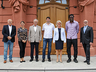 Gruppenfoto vor dem Landtag