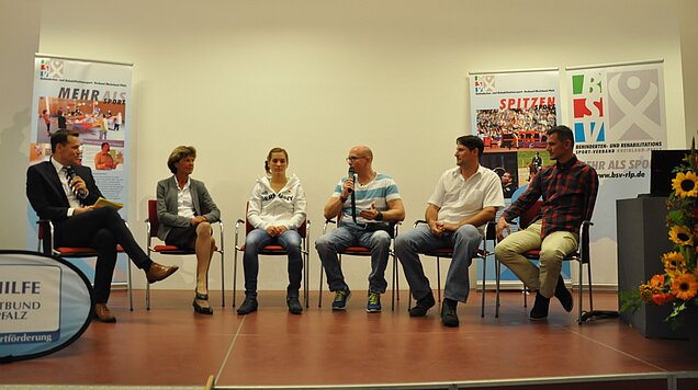 In einer launigen Gesprächsrunde entlockte Moderator Holger Wienpahl (links) den Sportlern markante Punkte aus deren Lebensgeschichte – und jede Menge Anekdoten. Bis hin zur Bettszene eines Athleten als Kommissar-Double in einem Fernsehkrimi. Von links