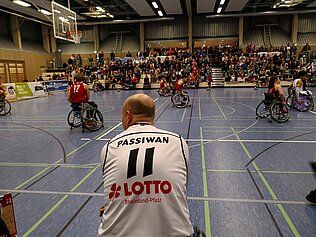 Spielszene Dolphins Trier - Kön 99er, im Vordergrund Triers Trainer Dirk Passiwan