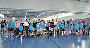 Gruppenbild aller Teilnehmerinnen und Teilnehmer am Sportcamp mit den Ehrengästen