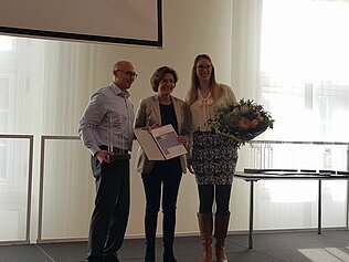 Dirk Passiwan, Ministerpräsidentin Malu Dreyer und Nathalie Ebertz (v. l. n. r.) bei der Preisübergabe