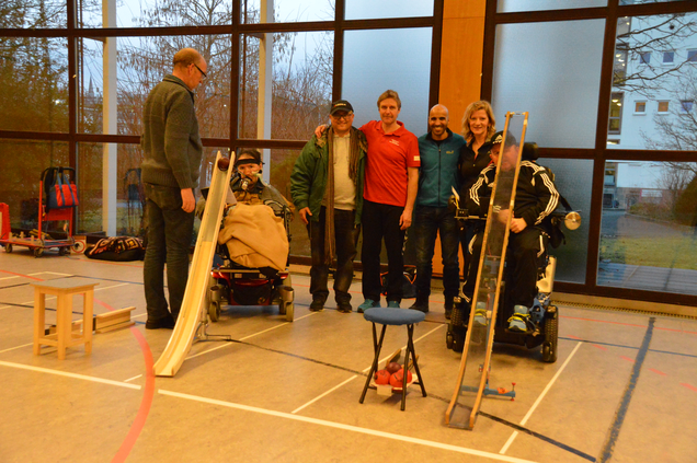 Thomas Knoth links und Andreas Welzel demonstrierten eine taktisches Training zum Paarspiel. In der Mitte von li.n.re. Herr Lamrini, Jürgen Erdmann-Feix, Mohamed Madih und Jolanta Sikora, neue Sportassistentin von Andreas Welzel Thomas Knoth links und Andreas Welzel demonstrierten eine taktisches Training zum Paarspiel. In der Mitte von li.n.re. Herr Lamrini, Jürgen Erdmann-Feix, Mohamed Madih und Jolanta Sikora, neue Sportassistentin von Andreas Welzel