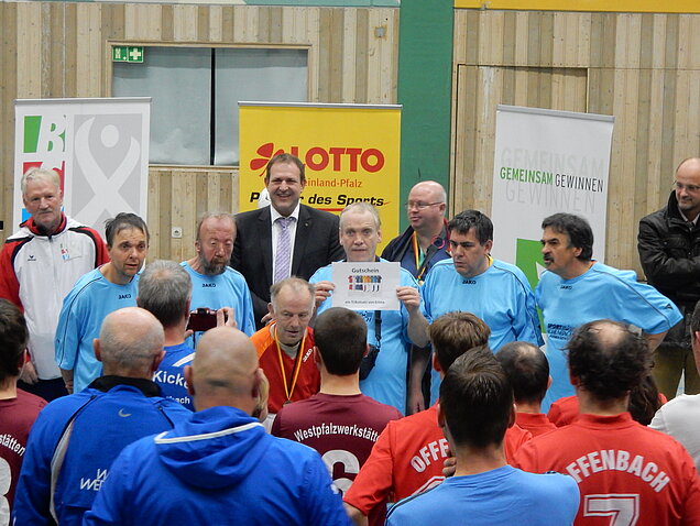 der Letzte der Gruppe gewinnt einen Trikotsatz von ERIMA