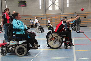 Tanja Reinhard spielt einen weiten Ball