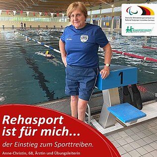 Anne-Christin Hoffmann an einen Startblock gelehnt vor einem Schwimmbecken