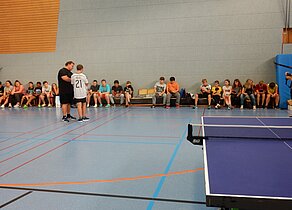 Die Schüler/Innen lassen sich von Alexander Murek die richtige Schlägerhaltung erklären Die Schüler/Innen lassen sich von Alexander Murek die richtige Schlägerhaltung erklären
