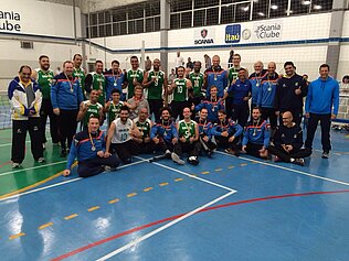 Gruppenfoto der Sitzvolleyballer aus Brasilien und Deutschland