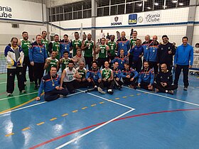 Gruppenfoto der Sitzvolleyballer aus Brasilien und Deutschland 