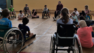 Lukas Neumann und das Team sensibilisieren die Kinder für Menschen im Rollstuhl. 