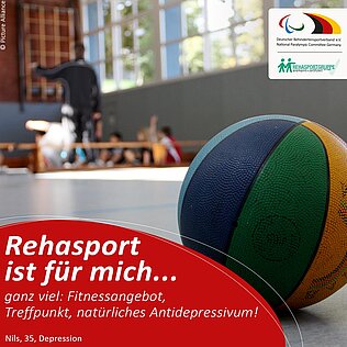 Bunter Ball vor unscharfer Gruppe von Menschen in Sporthalle