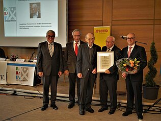 Während der Ehrung: v.l.n.r. Roger Lewentz, Karl Peter Bruch, Heinz Baumeister, Rolf Boettiger, Olaf Röttig Während der Ehrung: v.l.n.r. Roger Lewentz, Karl Peter Bruch, Heinz Baumeister, Rolf Boettiger, Olaf Röttig
