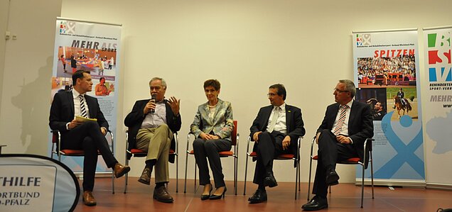 Rheinland-Pfalz ist und bleibt wegweisend in der Förderung des Behindertensports. Darin waren sich alle Diskussionsteilnehmer einig. Von links: Moderator Wienpahl, BSV-Präsident Karl Peter Bruch, Sportbund-Präsidentin Karin Augustin, Lotto-Chef Jürgen