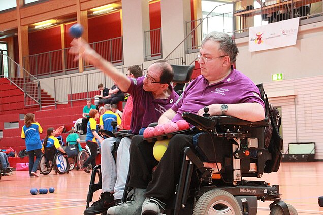 Georg Ludwig legt alle Energie in seinen Wurf, wurde Zeiter. Doch Vereinskollege Thomas Sonntag, Vordergrund, wurde ungeschlagen Turniersieger bei seinem Comeback