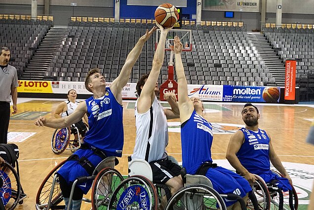 M.Bellers im Duell mit 2 Hamburgern