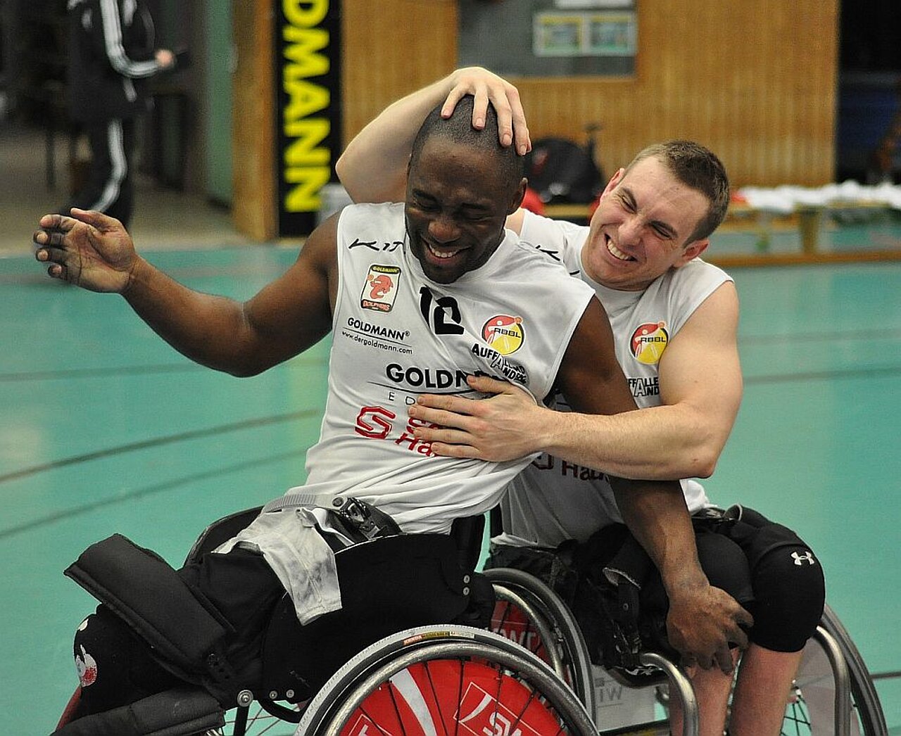 (Foto H.Nickels): Szene aus dem Pokalspiel: Nr. 12 Tyler Saunders und Nr. 8 Brad Baugh nach ihrem Sensations-Erfolg!