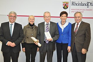 Hagen Herwig mit Sportobelisk