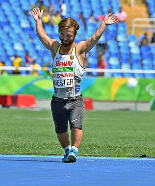 Mathias Mester beim Jubeln im Stadion