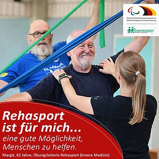 2 Männer im Hintergrund werden von einer Übungsleiterin im Vordergrund mit dem Rücken zur Kamera während einer Rehasportstunde angeleitet
