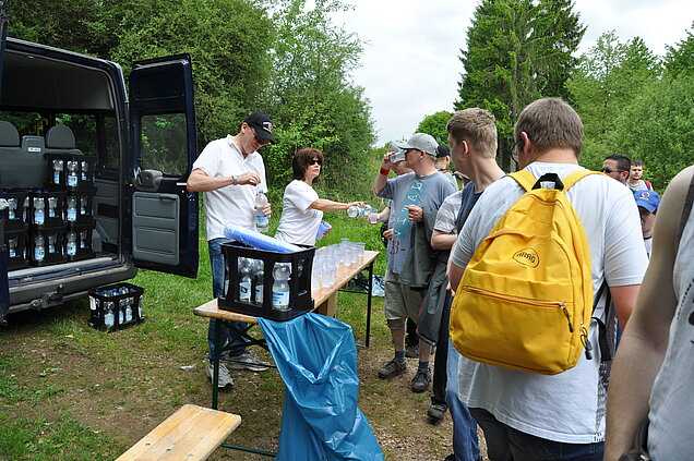 Ein kräftiger Schluck zur Stärkung: Wasser-Station auf der mittleren Strecke. 