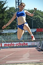 Maike Hausberger bei einem Weitsprung