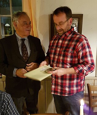 Karl Peter Bruch überreicht die Ehrengabe an Alfred Langen